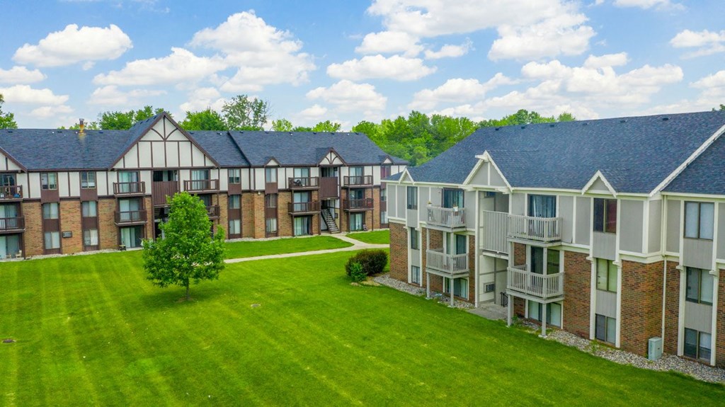 Multiple Building Styles at Waverly Park Apartments, Michigan, 48911