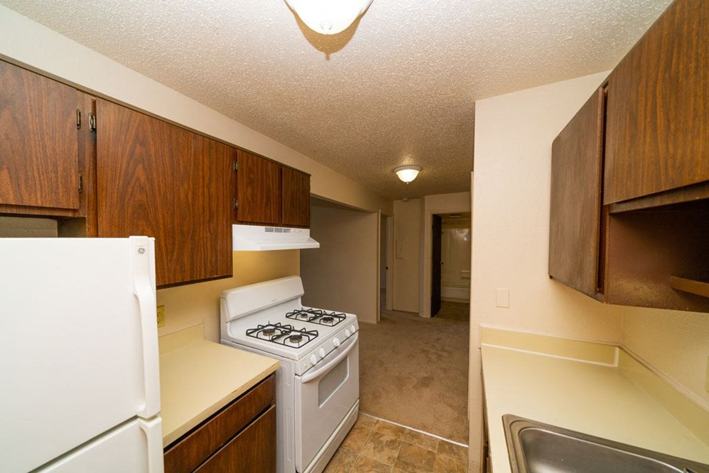 Kitchen with Gas Range at Waverly Park Apartments, Michigan, 48911