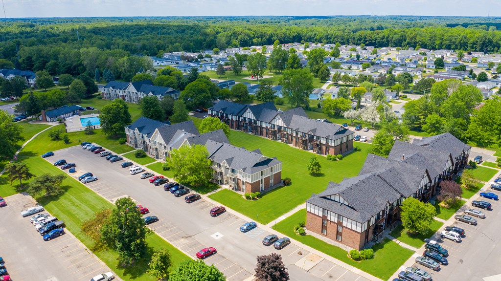 Expertly Maintained Grounds at Waverly Park Apartments in Lansing, MI