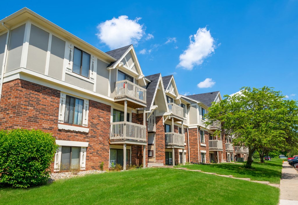 Well Maintained Buildings at Waverly Park Apartments, Lansing