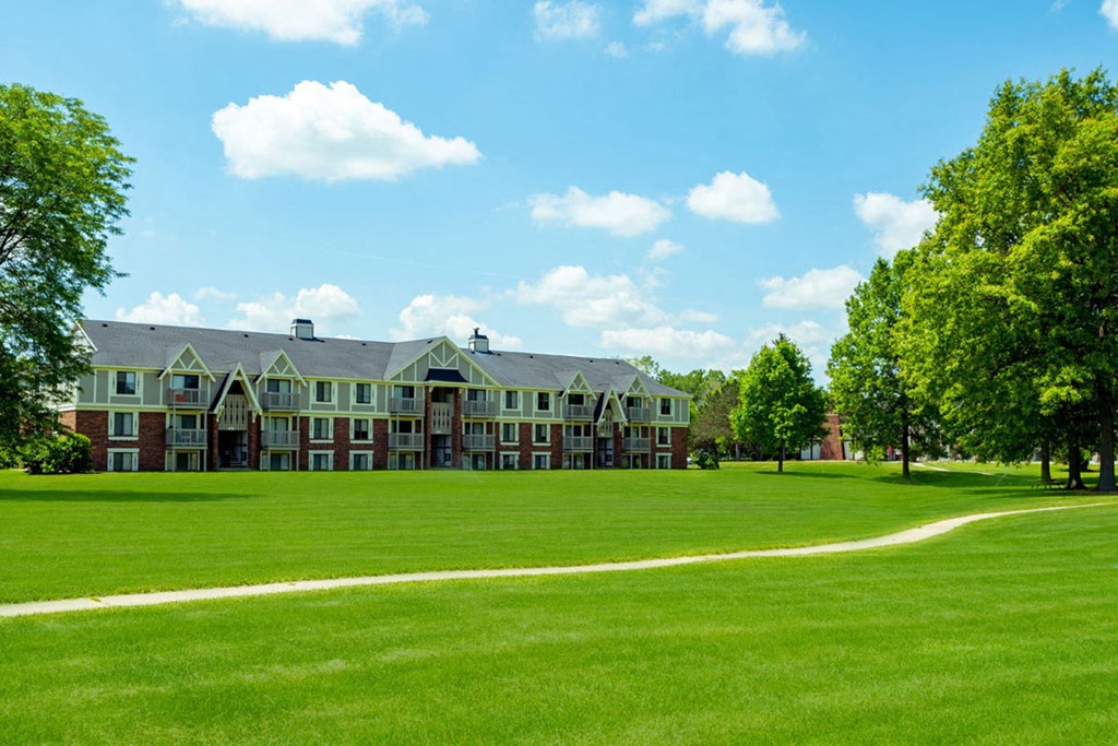 Attractive Landscaped Grounds at Waverly Park Apartments in Lansing, MI