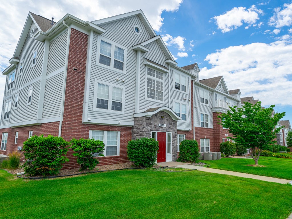 Lush Green Outdoors at West Hampton Park Apartment Homes, Nebraska