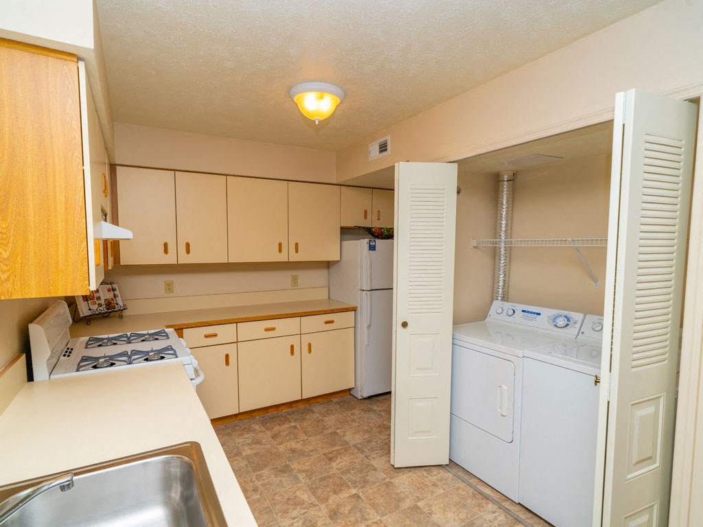 Fully Furnished Kitchen with Appliances at West Hampton Park Apartment Homes, Elkhorn, NE