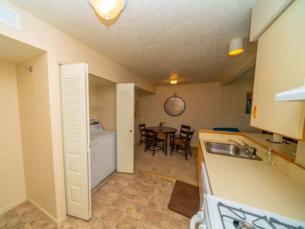 Well Equipped Kitchen And Dining at West Hampton Park Apartment Homes, Elkhorn, 68022