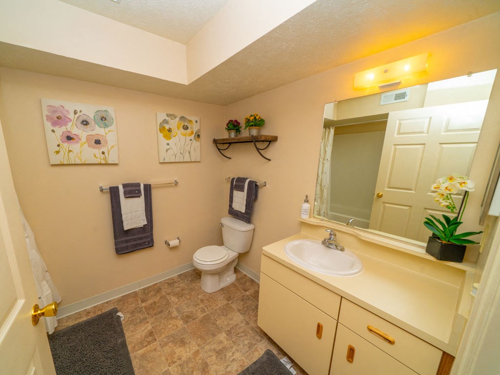 Luxurious Bathrooms at West Hampton Park Apartment Homes, Elkhorn, Nebraska