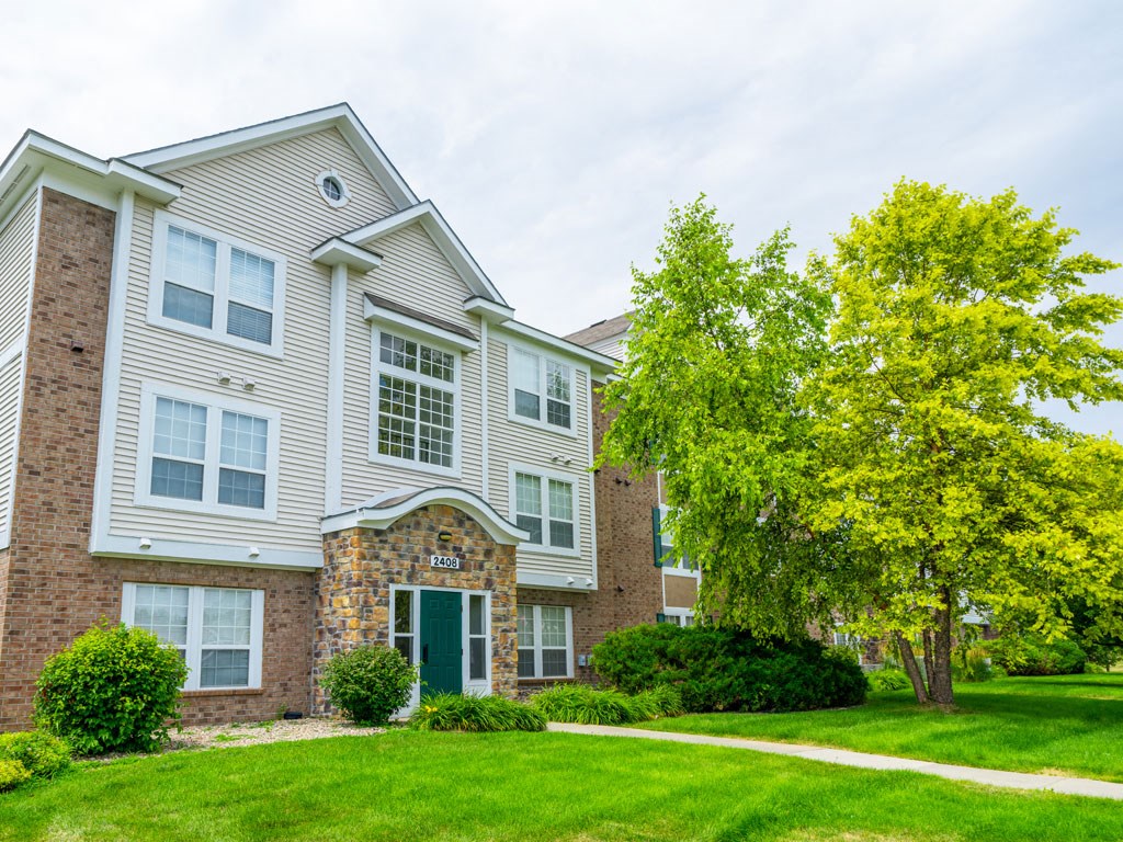 Courtyard With Green Space at West Hampton Park Apartment Homes, Elkhorn, Nebraska