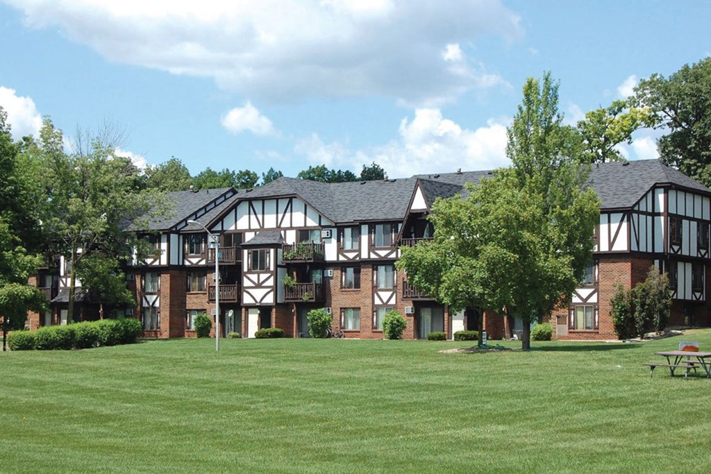 Acres of Green Lawn with Picnic Areas at West Wind Apartments, Indiana