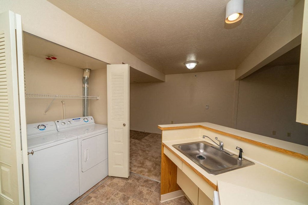 One Bedroom Kitchen with Washer/Dryer at Windmill Lakes Apartments, Holland, 49424