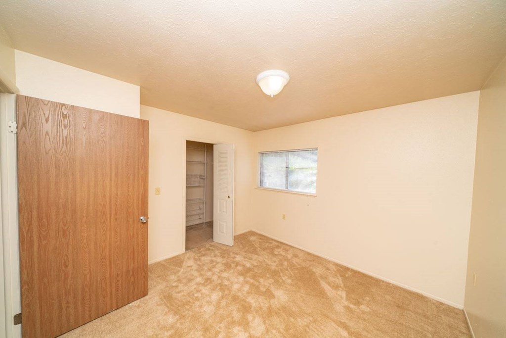 Spacious Bedroom with Windows and Large Closet at Windmill Lakes Apartments, Holland, 49424