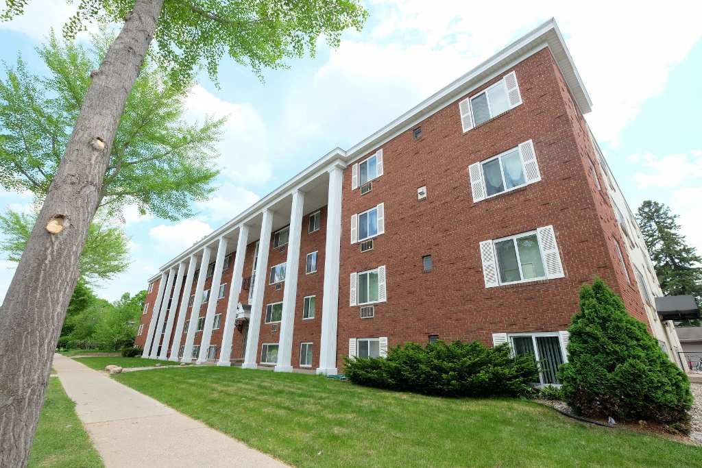 1776 St. Clair Ave is a similar property to Como Lake Estates located in St. Paul