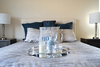 Bedroom Bedroom with queen size bed and bedside tables - Photo Gallery 6