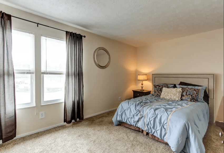 Bedroom with bed and window curtains - Photo Gallery