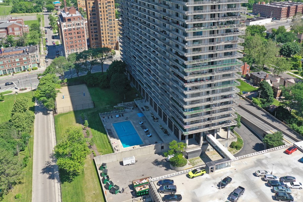 Image of the pool at the Jefferson. There is a green grass courtyard next to the pool.