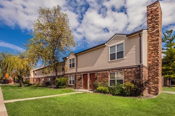 Exterior of building with sidewalk - Photo Gallery 3