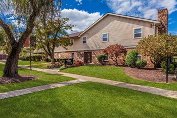 Exterior of building with sidewalk - Photo Gallery 2