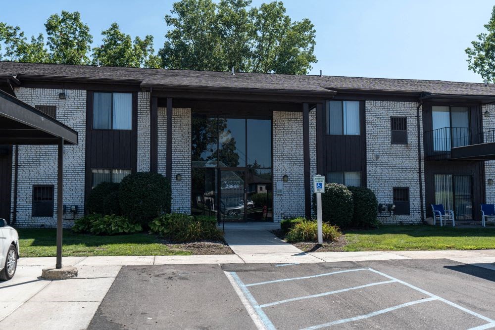 this is a photo of the leasing office at the biltmore apartments in dallas,