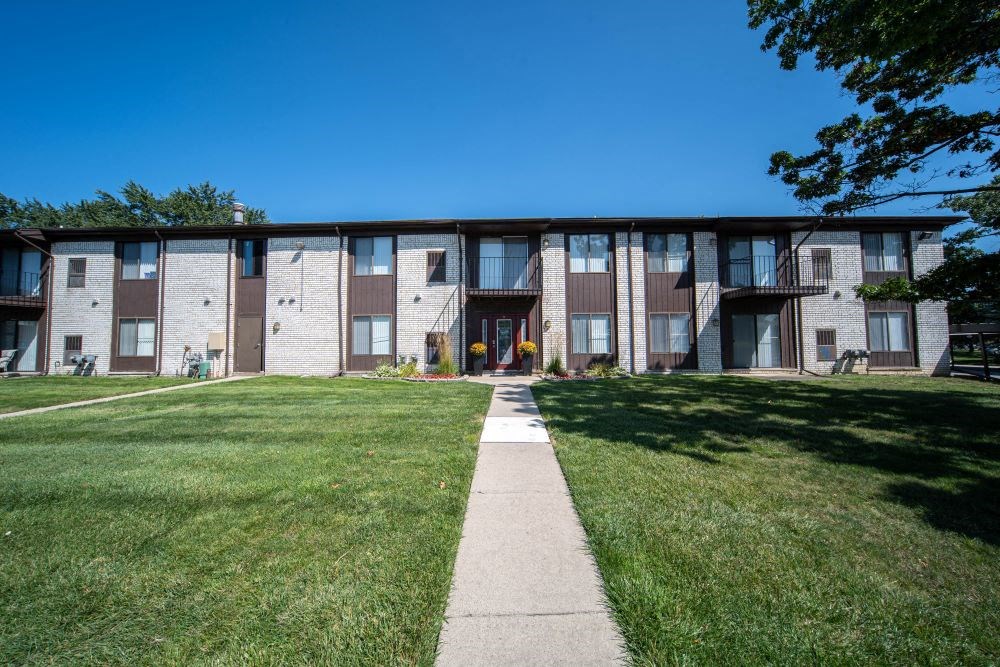 this is a photo of the courtyard at harvard square apartments in dallas, tx