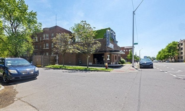 a building with a green roof on a city street