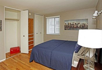 Bedroom with bed, windows, and oak flooring - Photo Gallery 6