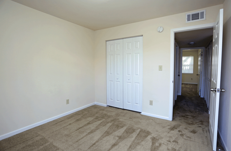Bedroom wtih plush carpeting