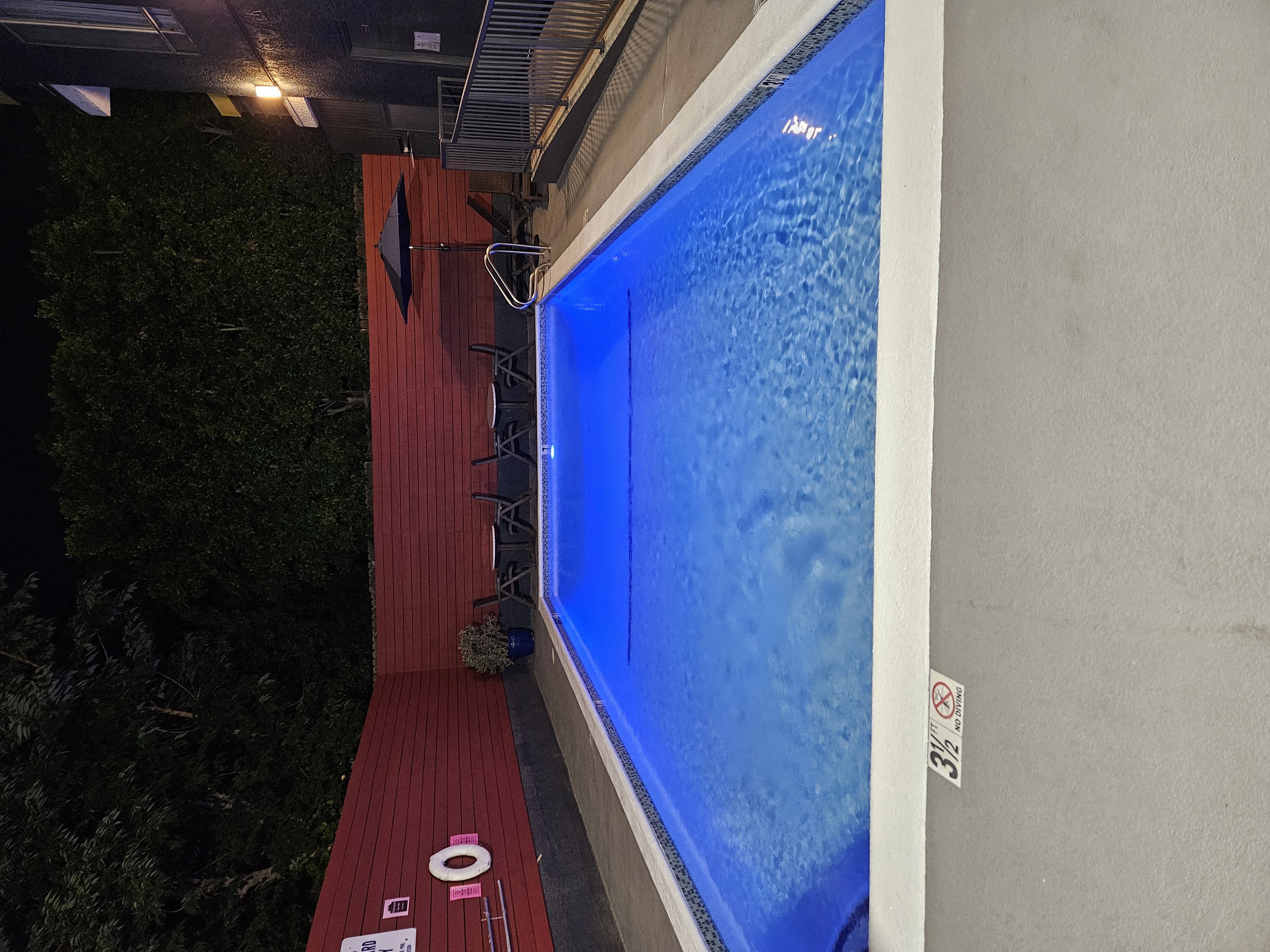 Chateau Lakeside Apartments