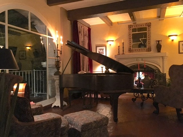 Alto Nido Lobby with piano