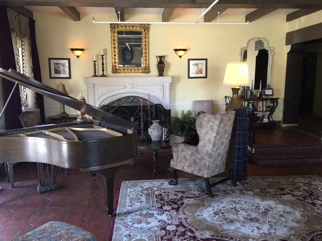 Alto Nido lounge with piano and sitting area