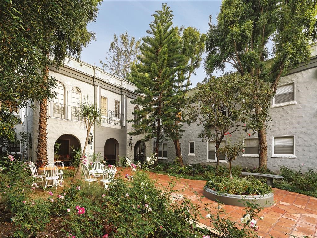 side view of courtyard