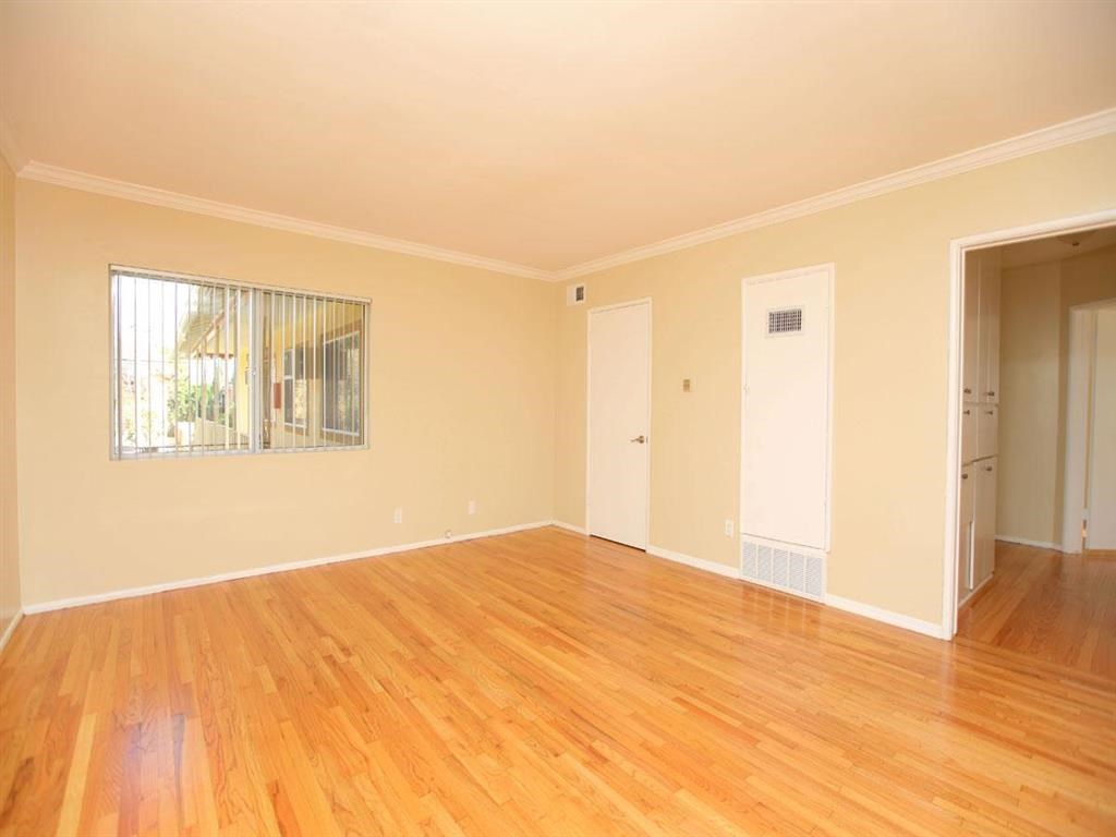 Chateau Whitsett Apartments, 5911 Whitsett Avenue, North Hollywood, CA