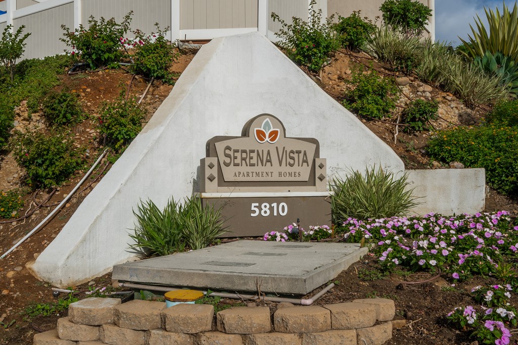 the entrance to the sierra vista garden entry sign