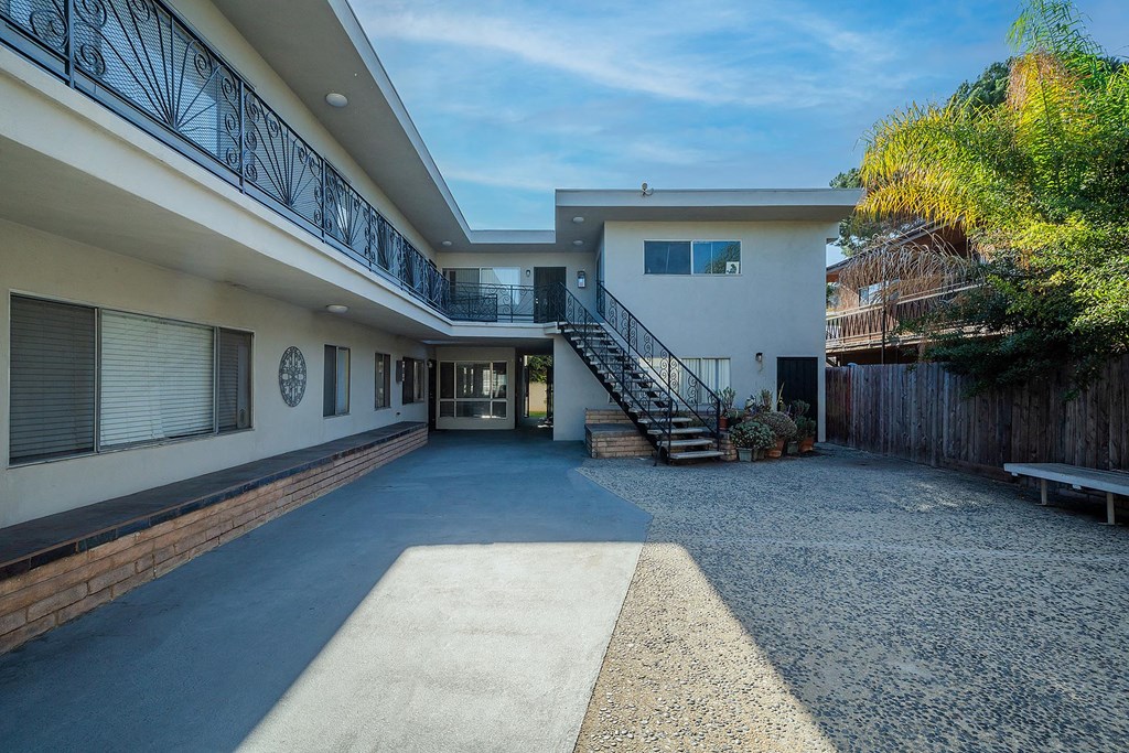 A modern house with a balcony and a staircase.