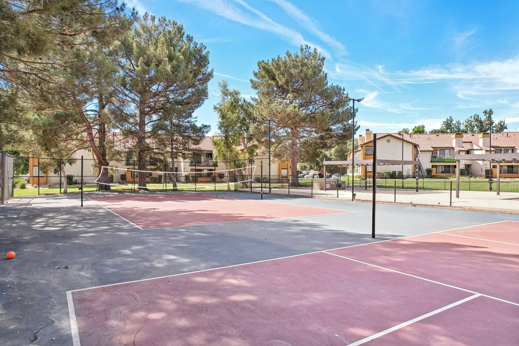 the tennis court at the whispering winds apartments in pearland