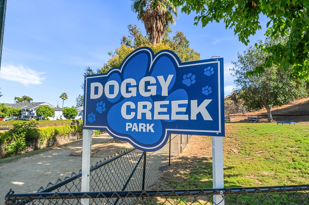 A blue sign the says doggy creek park