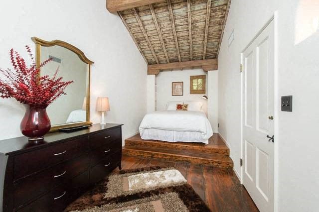 Villa Valentino 12 Bedroom on a built-in platform and dresser on the side