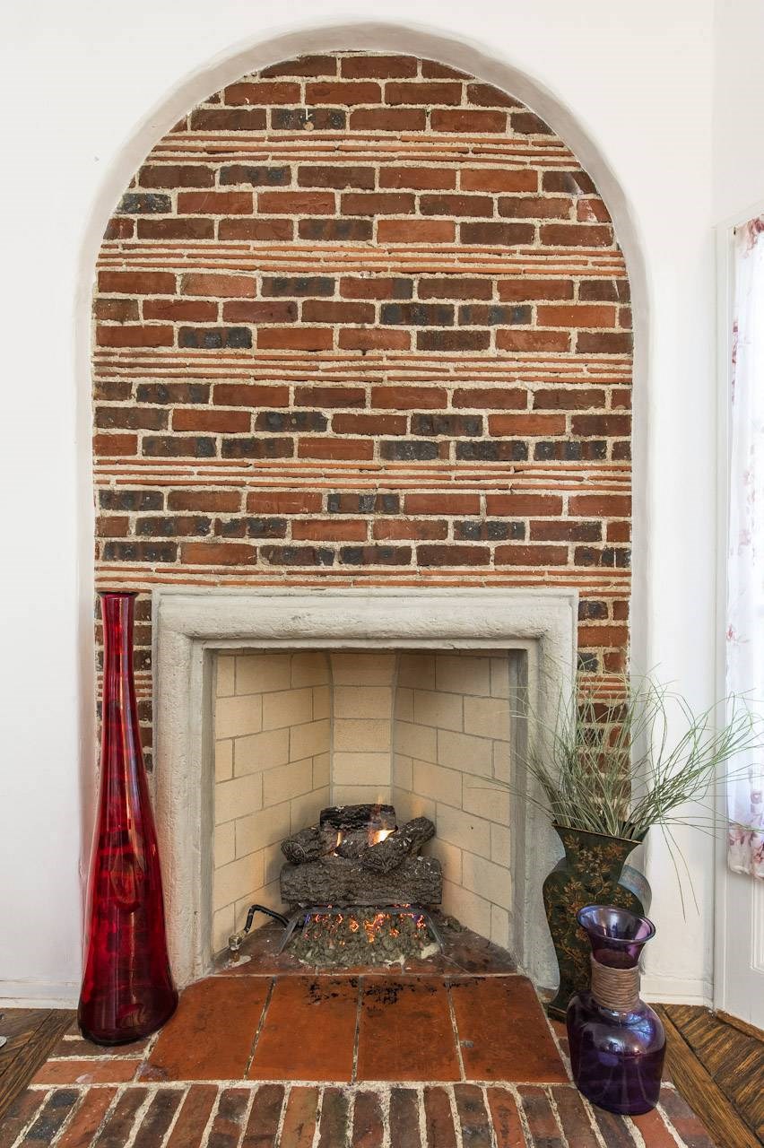 Villa Valentino 14 Fireplace with vases next to it