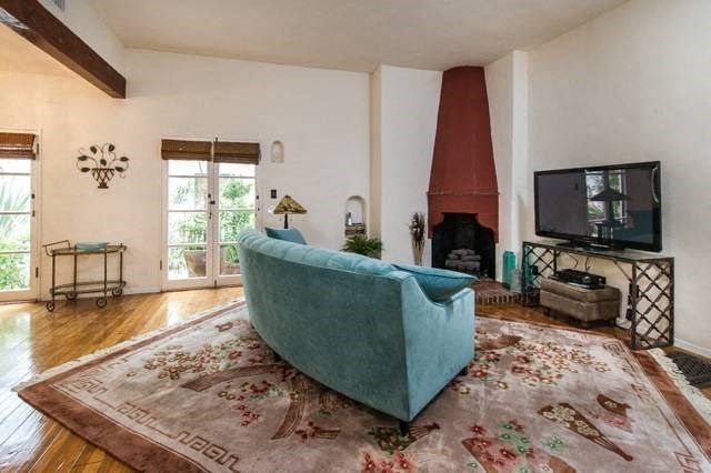 Villa Valentino Living Room facing the fireplace and windows