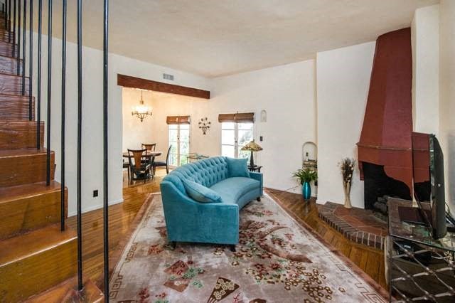 Villa Valentino 17 Living Room turquois couch facing the fireplace