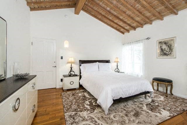 Villa Valentino 17 Master Bedroom with white queen bed, dresser and window