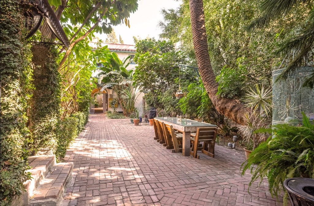 Villa Valentino Long Table in courtyard