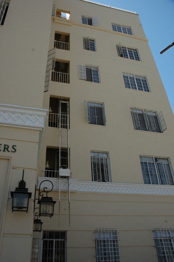 Street view of windows of the nob hill units