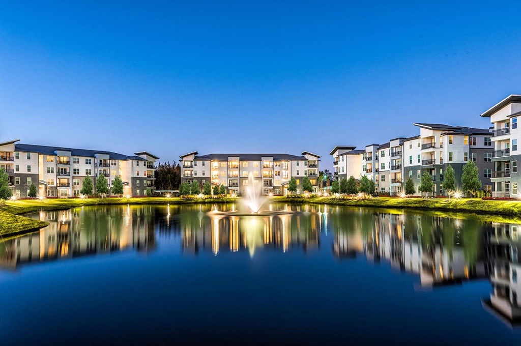 Fountain in the middle of a lake at Pearce at Pavilion Luxury Apartments, Riverview, FL