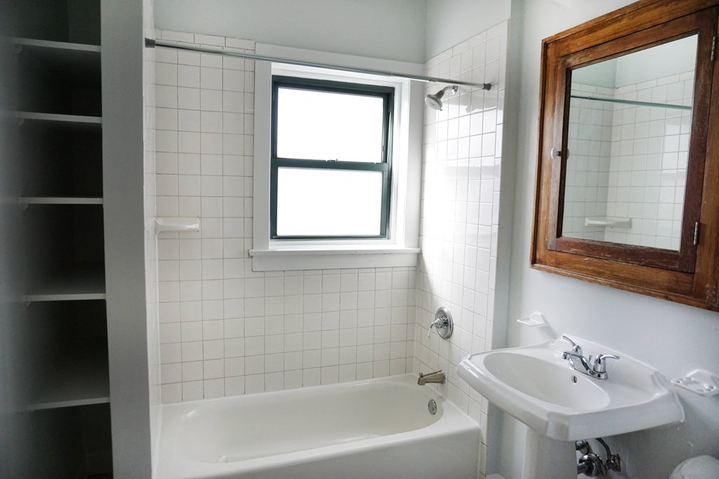 this is a photo of the bathroom in the 1 bedroom clipper floor plan at nant