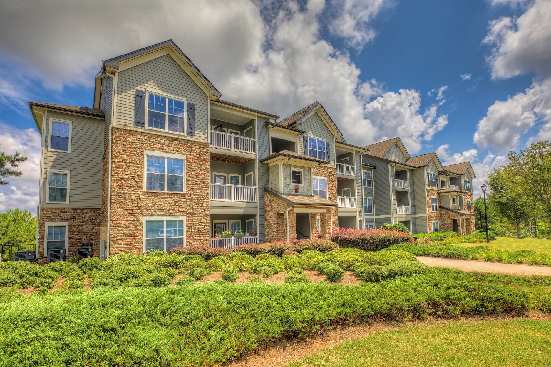 Luxury Apartments in Newnan| Stillwood Farms Apartments | Beautiful Landscaping