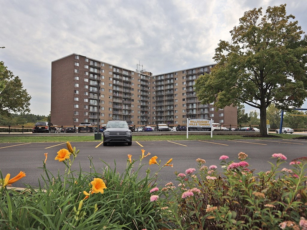 Building Exterior at Willoughby Hills Towers Apartments, Willoughby Hills, OH 44092