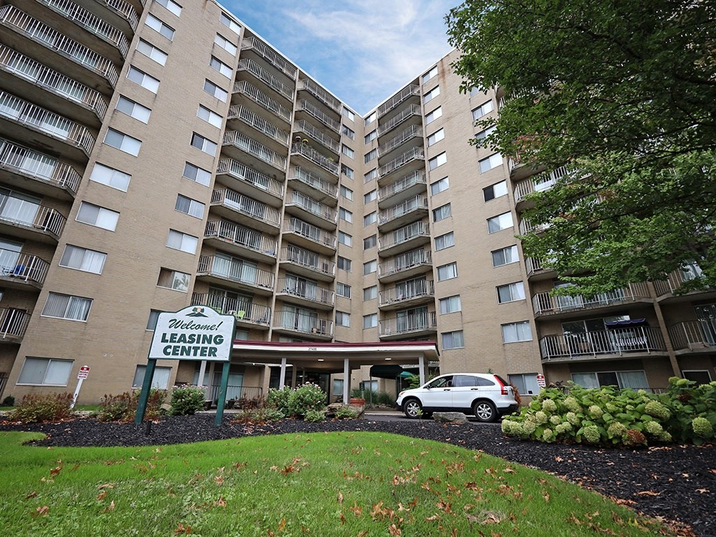 Building Exterior at Willoughby Hills Towers Apartments, Willoughby Hills, OH 44092