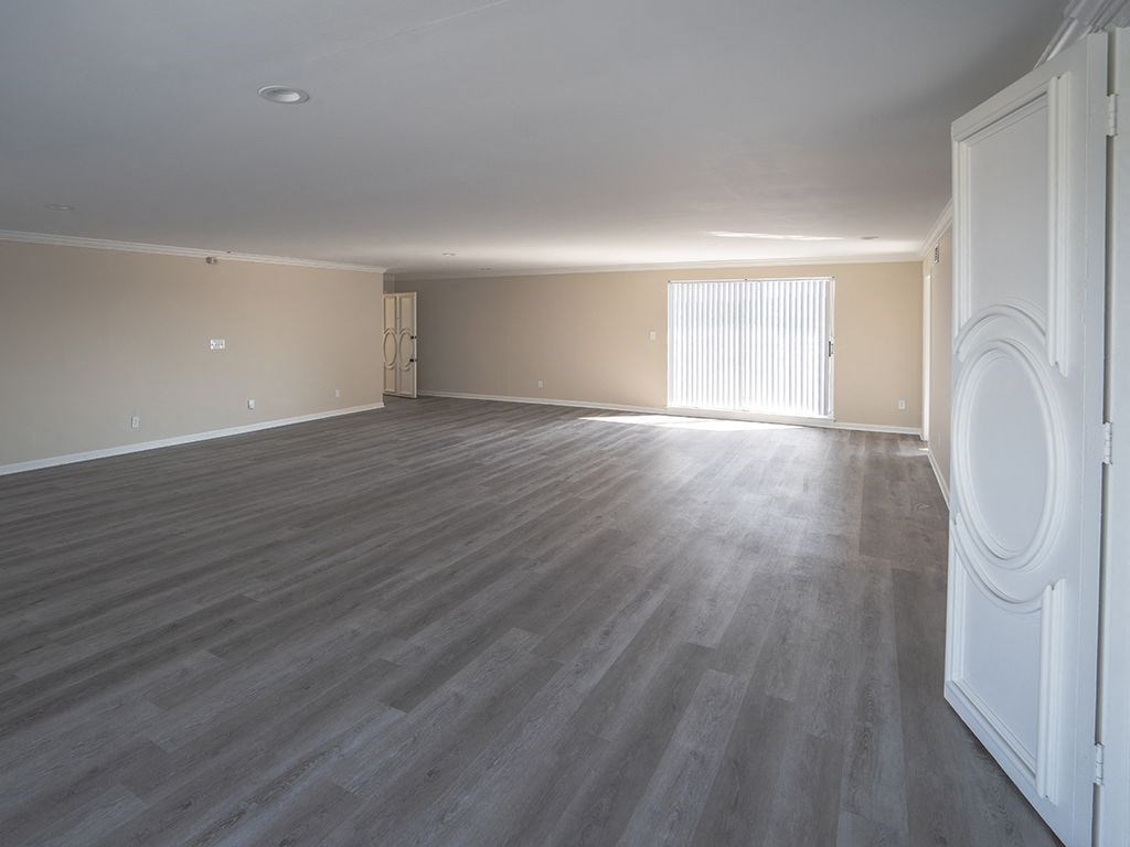 2B2B Penthouse #612 - Living Area