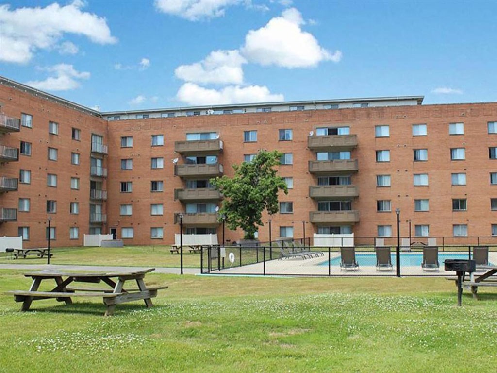 Sparkling Outdoor Swimming Pool and Picnic Area at Oliver House Apartments in Shaker Heights, OH