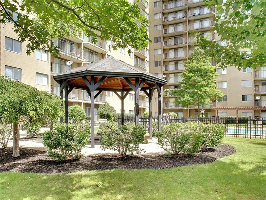 Gazebo at Willoughby Hills Towers Apartments, Willoughby Hills, OH 44092
