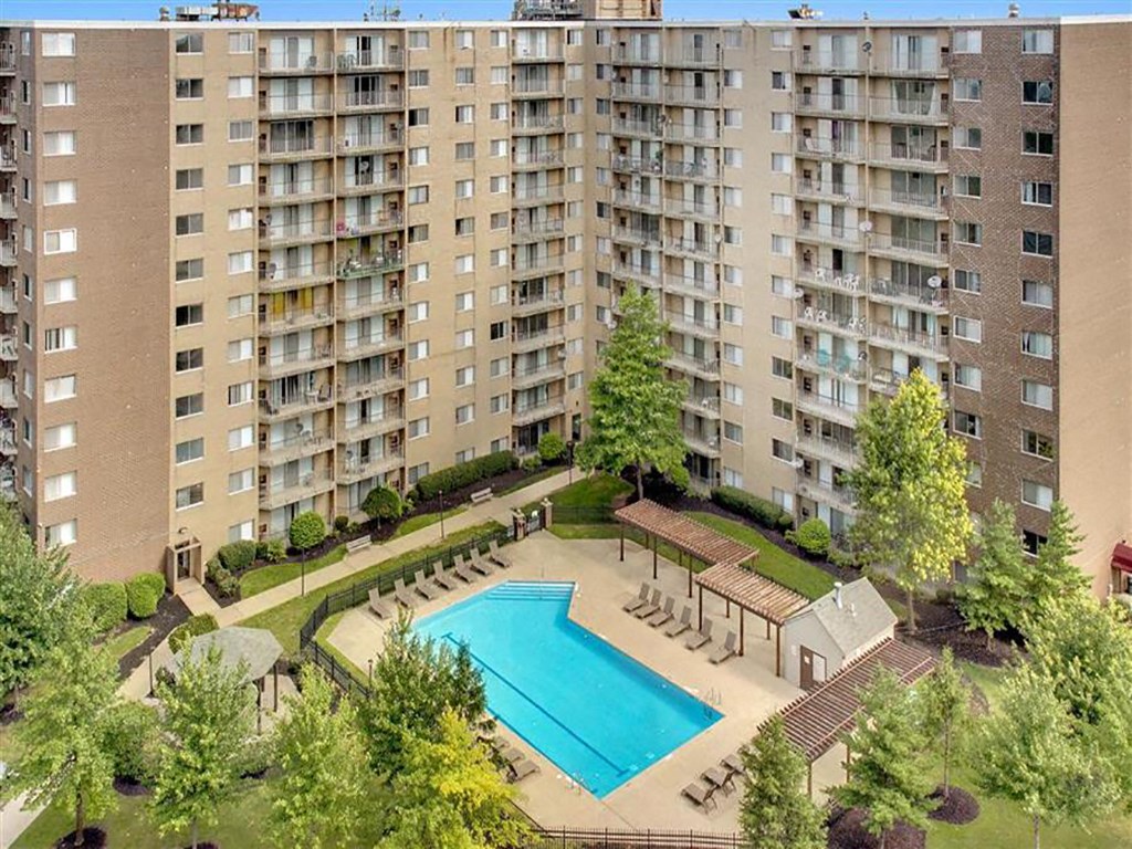 Outdoor Pool at Willoughby Hills Towers Apartments, Willoughby Hills, OH 44092