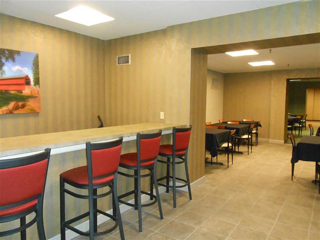 Community Room with seating at Willoughby Hills Towers Apartments, Willoughby Hills, OH 44092